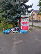 Foto: Altkleider-/Mülldeponie vor einem Kleidercontainer der Johanniter am ehem. Hotel Adler zur Bahnhofstr. 